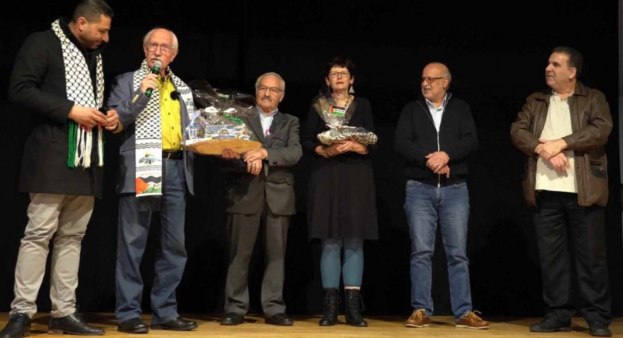 رئيس الجالية الفلسطينية بمدينة بريمن سامر اصلان يكرم الدكتور ديتلف غريشي رئيس الجمعية الألمانية الفلسطينية